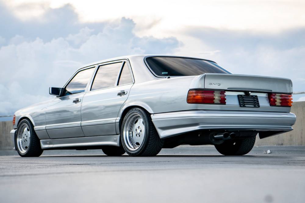 https://autogreeknews.gr/wp-content/uploads/2022/09/1991-Mercedes-Benz-560SEL-6.0-AMG-6.jpg