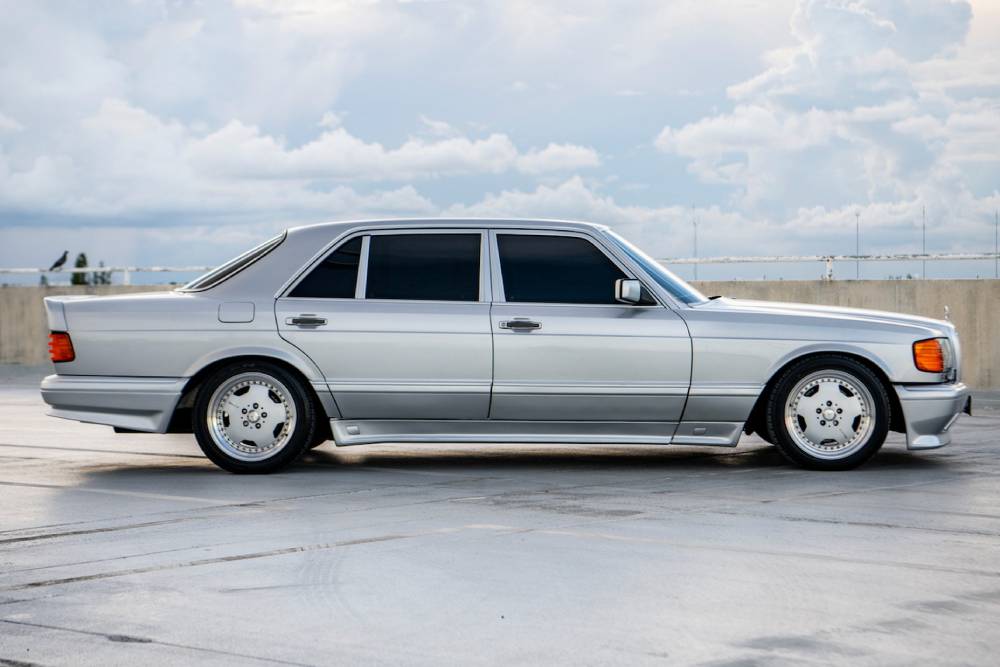 https://autogreeknews.gr/wp-content/uploads/2022/09/1991-Mercedes-Benz-560SEL-6.0-AMG-7.jpg