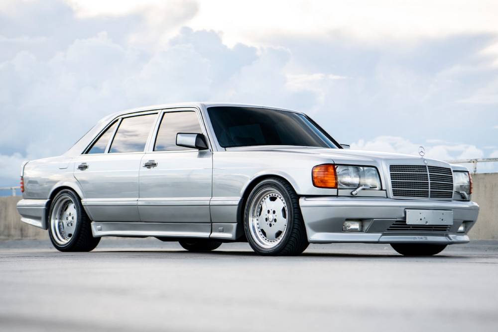 https://autogreeknews.gr/wp-content/uploads/2022/09/1991-Mercedes-Benz-560SEL-6.0-AMG-9.jpg