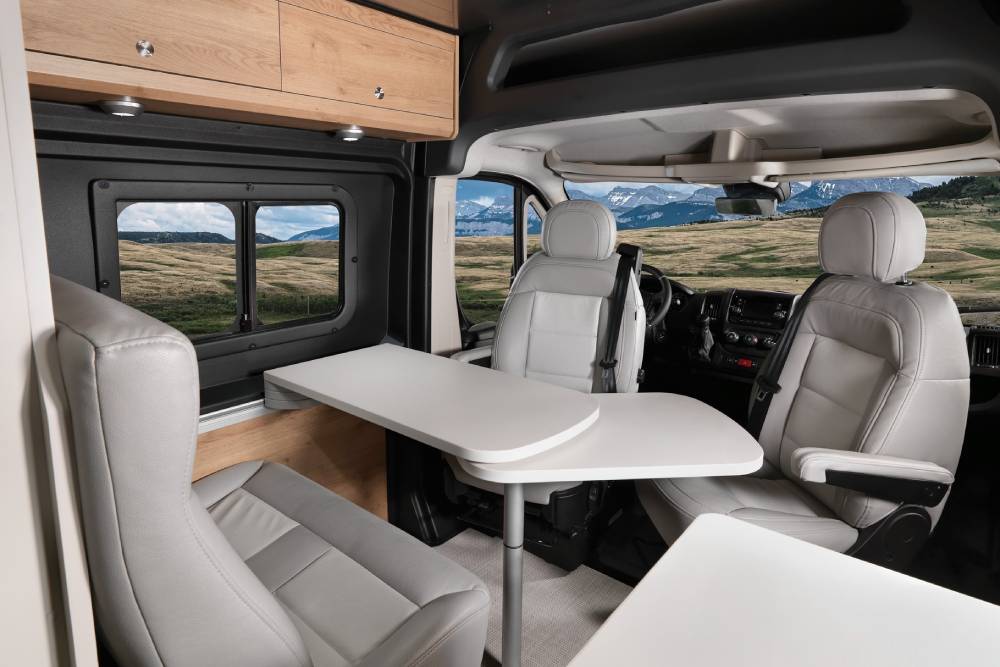 https://autogreeknews.gr/wp-content/uploads/2022/09/2023-Airstream-Rangeline-11.jpg
