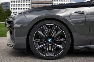 2023-BMW-7-Series-i7-13