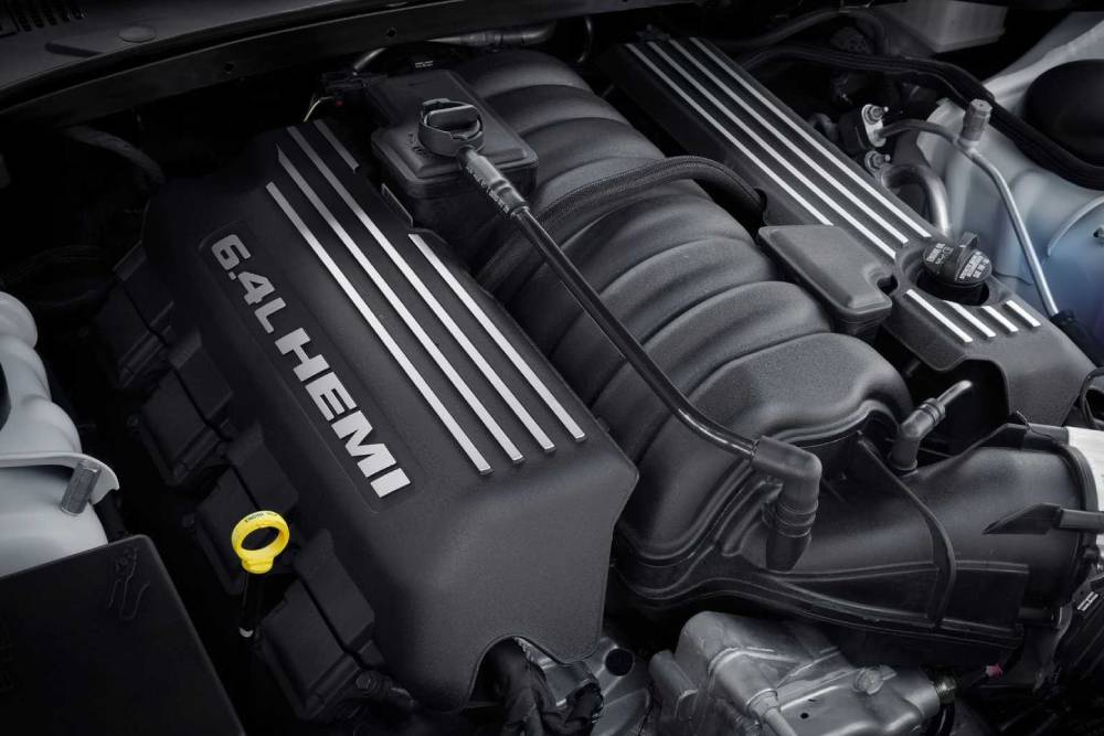 https://autogreeknews.gr/wp-content/uploads/2022/09/2023-chrysler-300c-engine.jpg