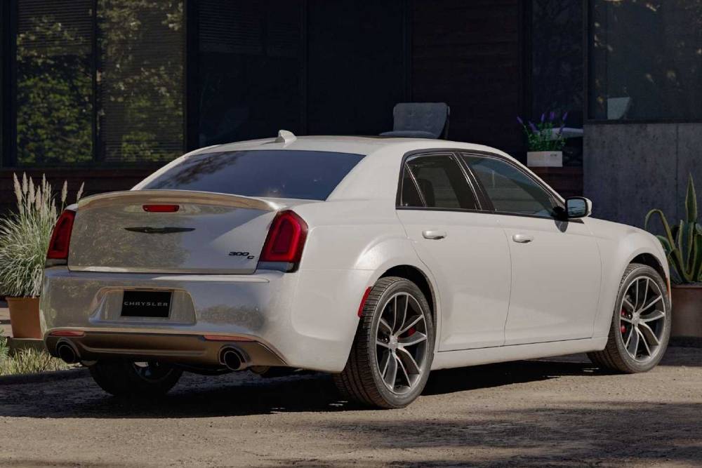 https://autogreeknews.gr/wp-content/uploads/2022/09/2023-chrysler-300c-rear-view-1.jpg