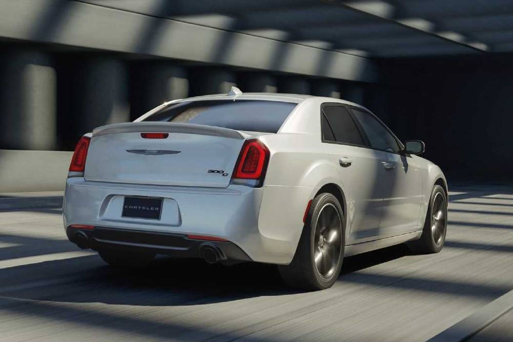 https://autogreeknews.gr/wp-content/uploads/2022/09/2023-chrysler-300c-rear-view.jpg