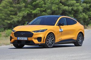 Ford-Mustang-Mach-E-GT-strofi