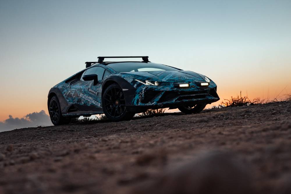 https://autogreeknews.gr/wp-content/uploads/2022/09/Lamborghini-Huracan-Sterrato-New-Teaser-7.jpg