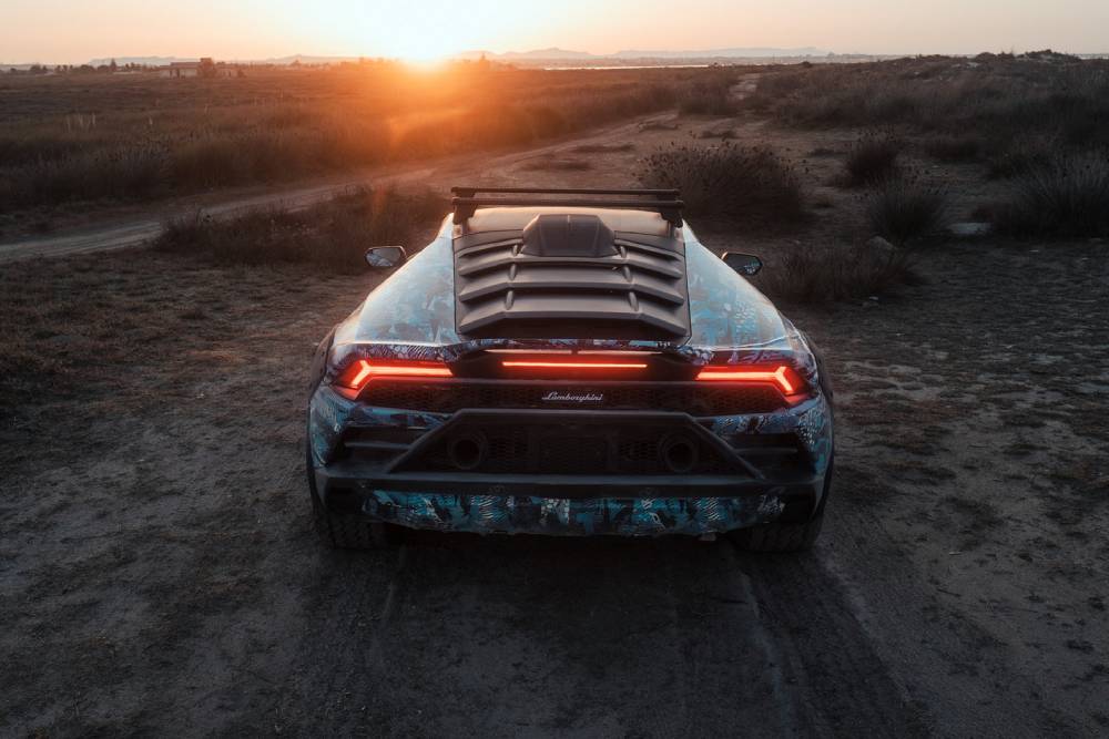 https://autogreeknews.gr/wp-content/uploads/2022/09/Lamborghini-Huracan-Sterrato-New-Teaser-8.jpg