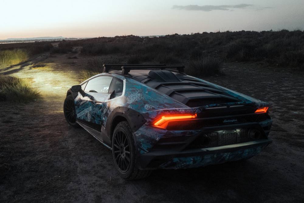 https://autogreeknews.gr/wp-content/uploads/2022/09/Lamborghini-Huracan-Sterrato-New-Teaser-9.jpg