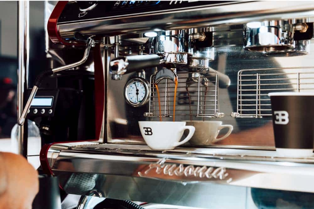 https://autogreeknews.gr/wp-content/uploads/2022/09/bugatti-espresso-bar-2.jpg