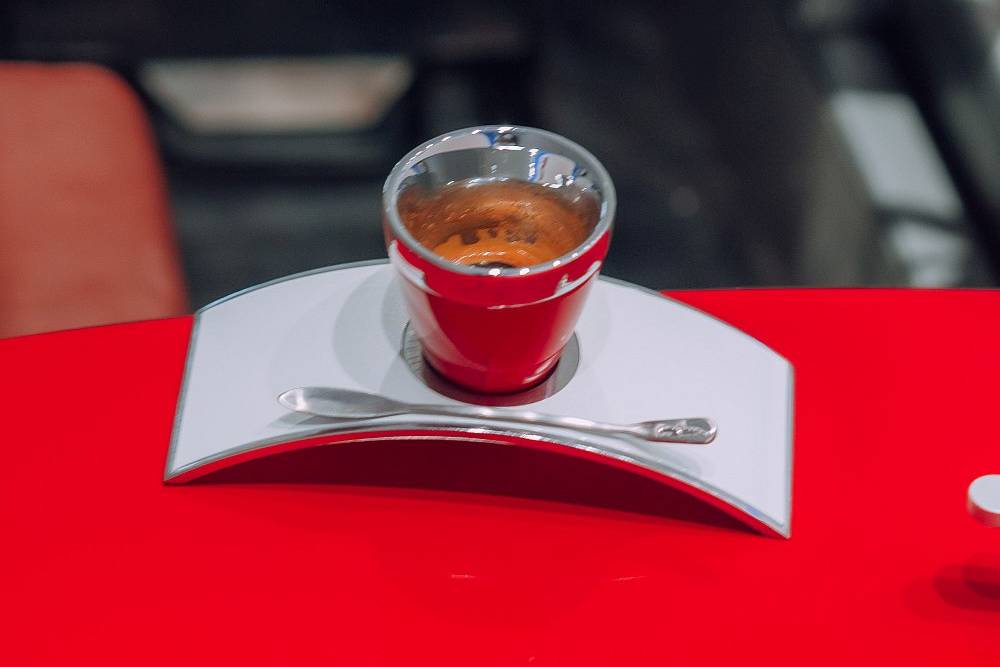 https://autogreeknews.gr/wp-content/uploads/2022/09/bugatti-espresso-bar-4.jpg