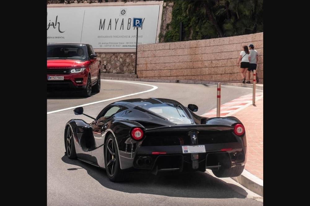 https://autogreeknews.gr/wp-content/uploads/2022/09/laferrari-hits-pavement-02.jpg