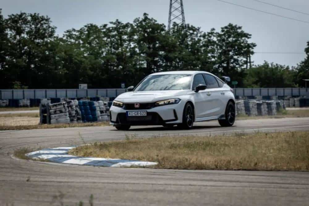 https://autogreeknews.gr/wp-content/uploads/2022/09/max-verstappen-new-civic-type-r.-03.jpg