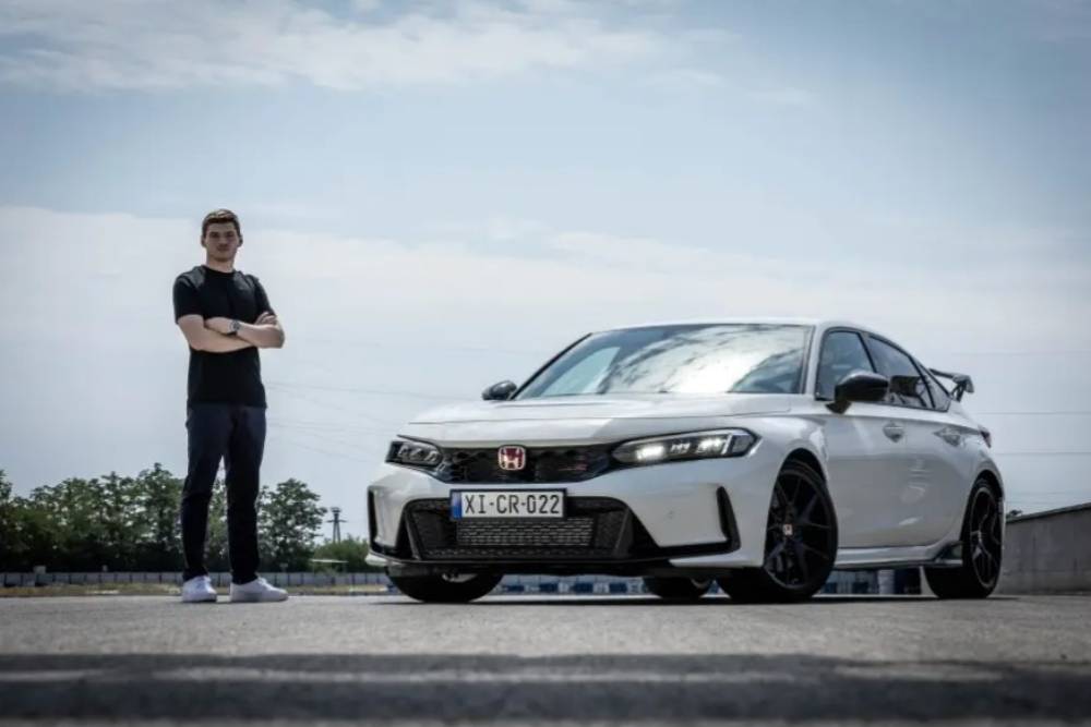https://autogreeknews.gr/wp-content/uploads/2022/09/max-verstappen-new-civic-type-r.-04.jpg