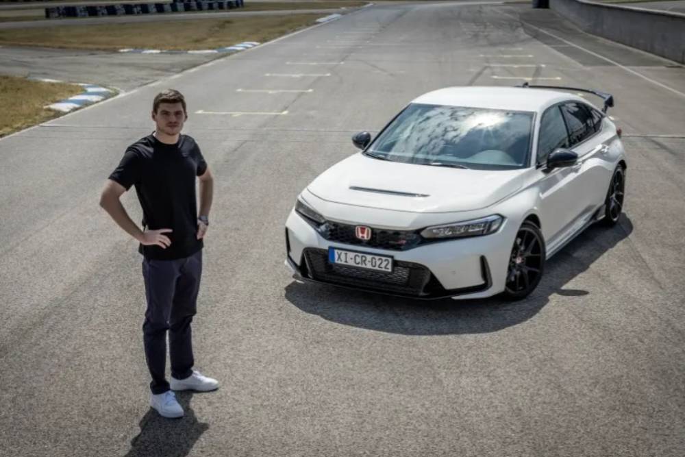 https://autogreeknews.gr/wp-content/uploads/2022/09/max-verstappen-new-civic-type-r.-09.jpg