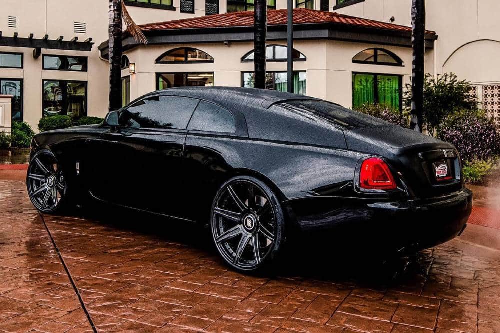 https://autogreeknews.gr/wp-content/uploads/2022/09/rolls-royce-wraith-on-forged-duo-block-agl22-8rs-j-1.jpg