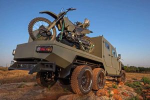 six-wheel-armored-toyota-land-cruiser-by-svi-engin (4)