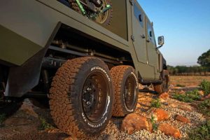six-wheel-armored-toyota-land-cruiser-by-svi-engin (6)