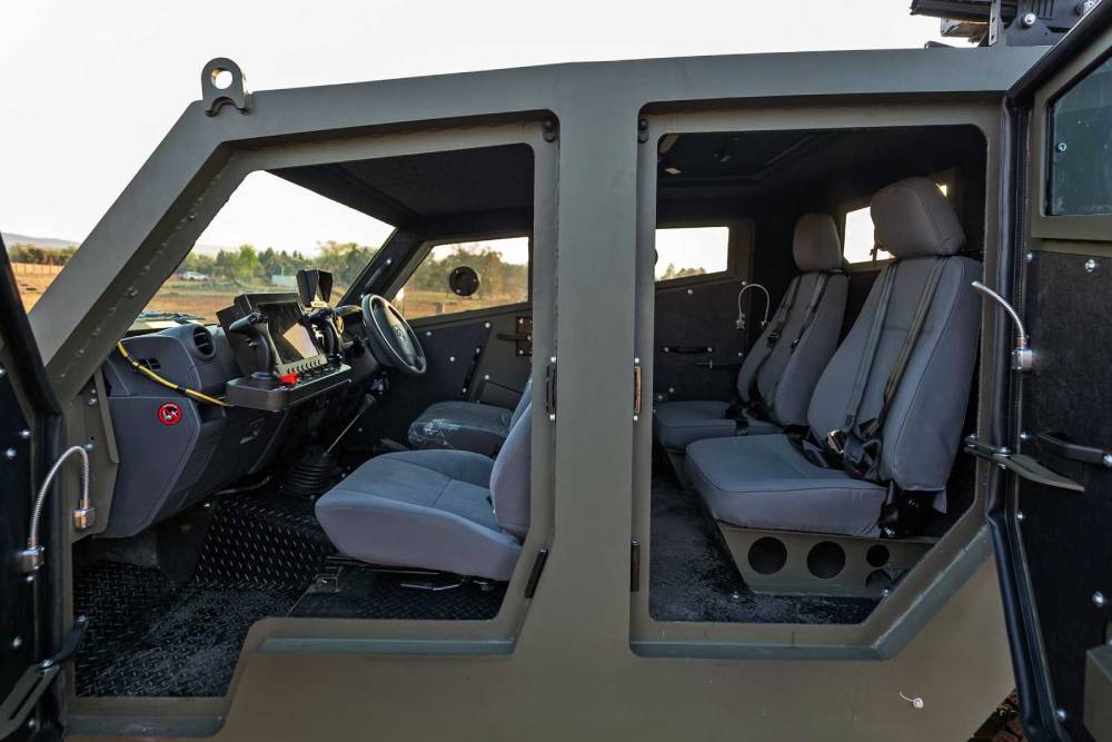 https://autogreeknews.gr/wp-content/uploads/2022/09/six-wheel-armored-toyota-land-cruiser-by-svi-engin-8.jpg