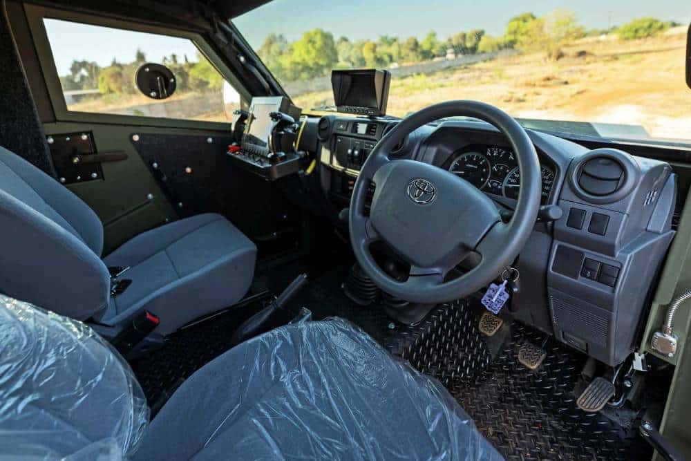 https://autogreeknews.gr/wp-content/uploads/2022/09/six-wheel-armored-toyota-land-cruiser-by-svi-engin-9.jpg