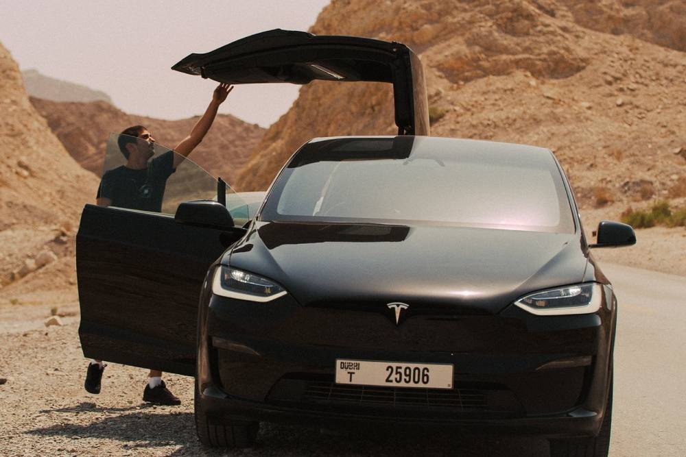 https://autogreeknews.gr/wp-content/uploads/2022/09/tesla-shares-pictures-of-extreme-heat-and-durabili-2.jpg