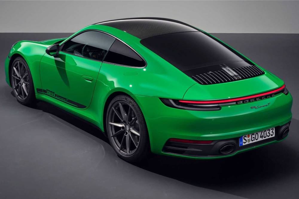https://autogreeknews.gr/wp-content/uploads/2022/10/2023-porsche-911-carrera-t-in-python-green-2.jpg