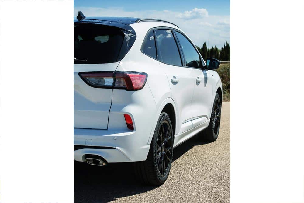 https://autogreeknews.gr/wp-content/uploads/2022/10/Ford-Kuga-black-edition-10.jpg