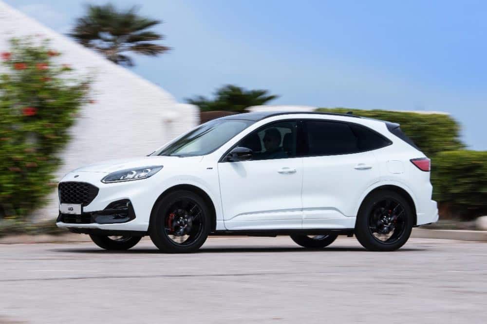 https://autogreeknews.gr/wp-content/uploads/2022/10/Ford-Kuga-black-edition-3.jpg