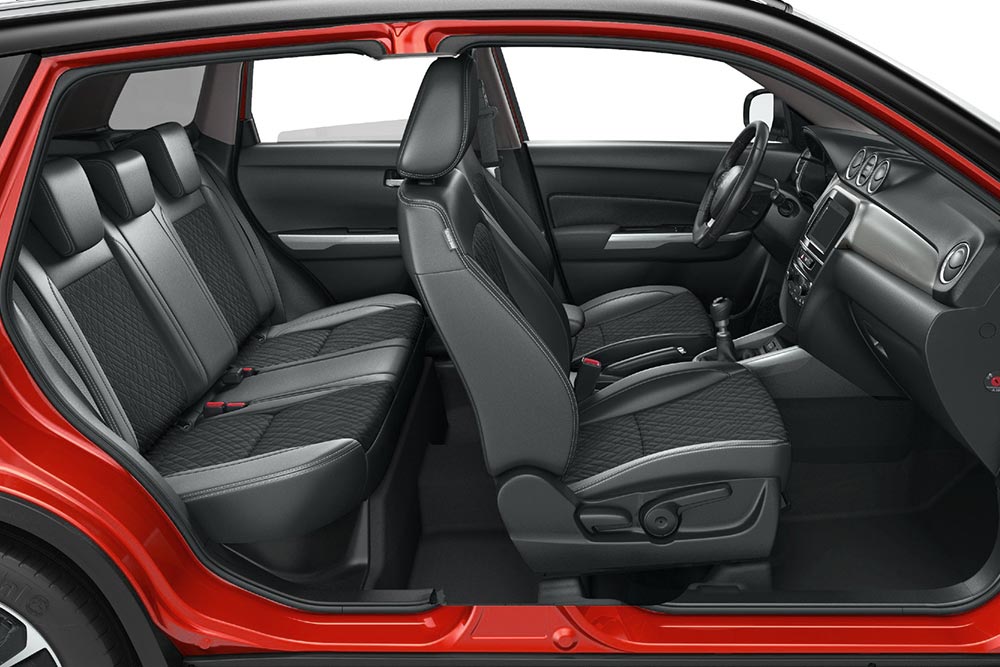 https://autogreeknews.gr/wp-content/uploads/2022/10/Suzuki-Vitara-interior-side.jpg