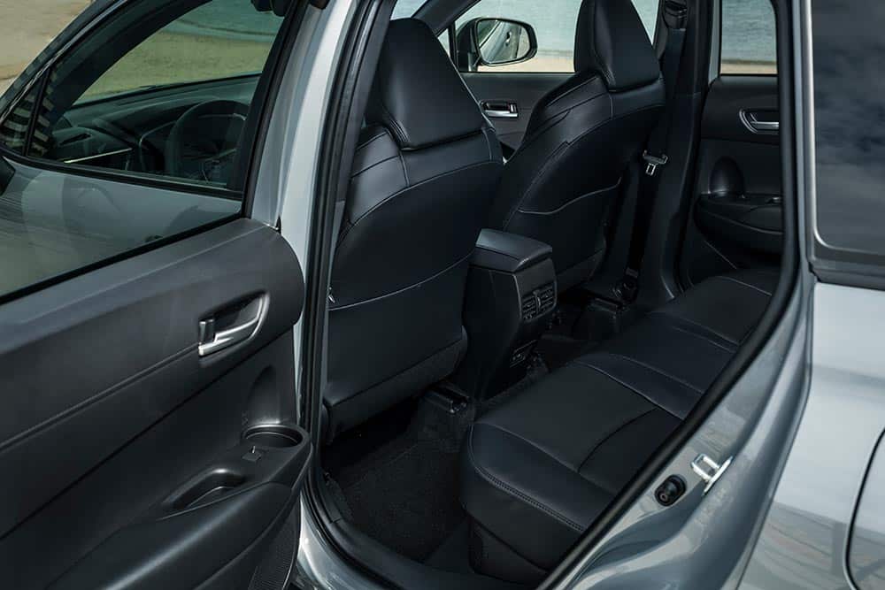 https://autogreeknews.gr/wp-content/uploads/2022/10/Toyota-Corolla-Cross-rear-seat.jpg