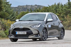 Toyota-Yaris-Hybrid-strofi