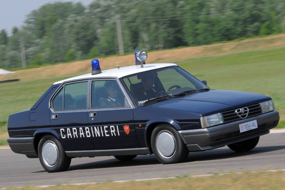 https://autogreeknews.gr/wp-content/uploads/2022/10/alfa_romeo_90_carabinieri.jpg