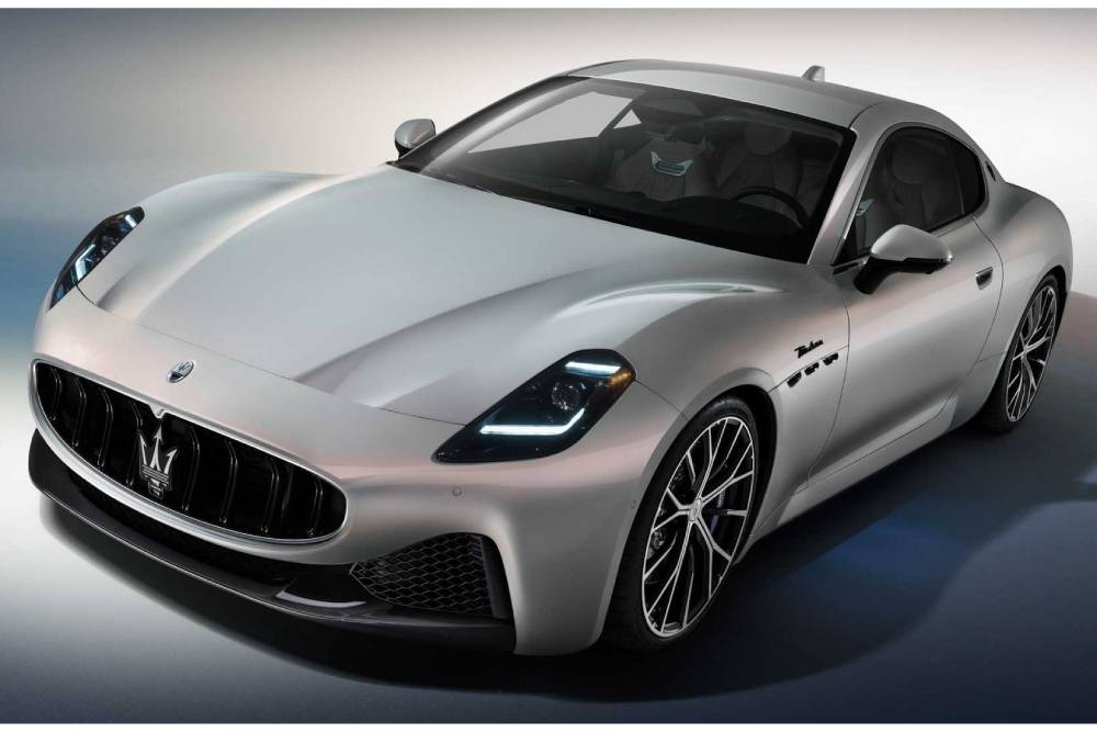 https://autogreeknews.gr/wp-content/uploads/2022/10/maserati-granturismo-modena-front-3-4-1.jpg