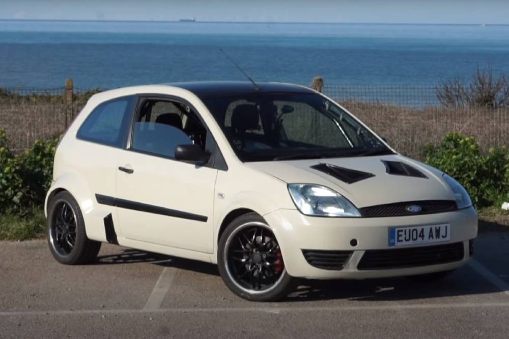 https://autogreeknews.gr/wp-content/uploads/2022/10/rwd-ford-fiesta-with-rear-mid-mounted-v6-is-a-rena-2.jpg