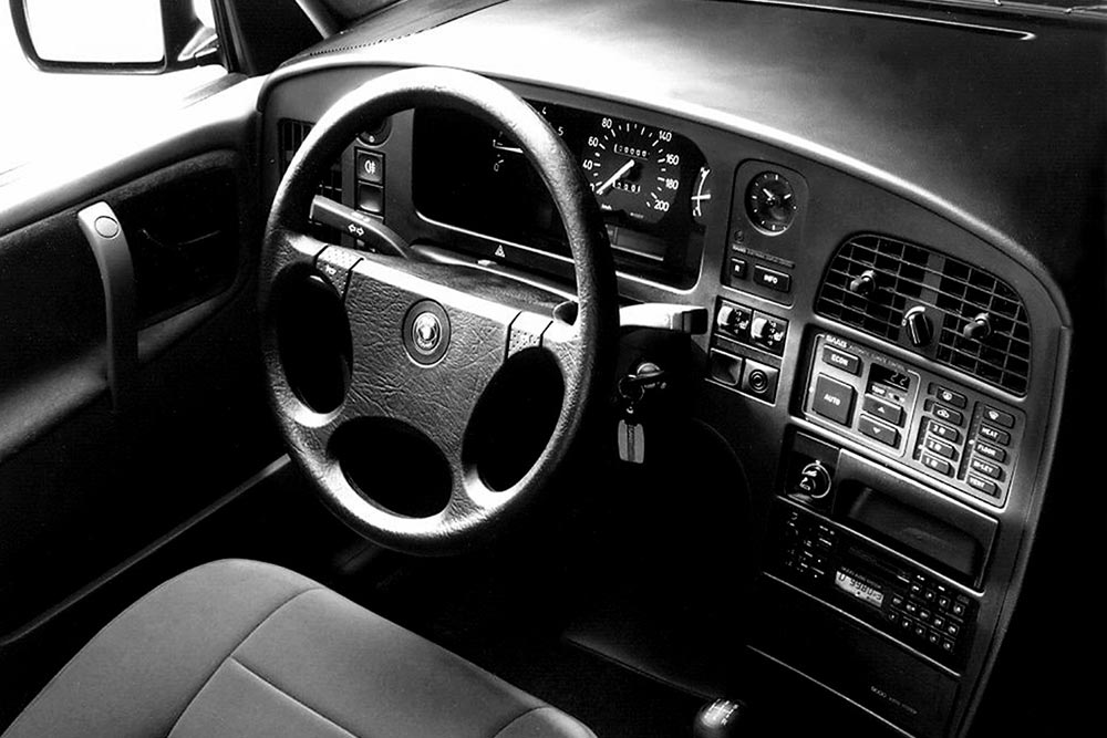 https://autogreeknews.gr/wp-content/uploads/2022/10/saab-9000-interior-1988.jpg