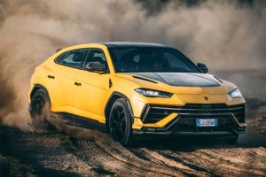 when-in-rome-you-can-play-with-the-new-lamborghini (1)