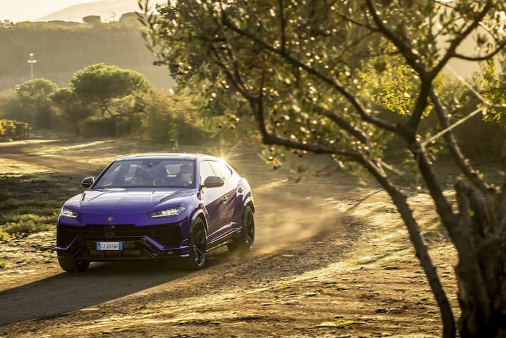 https://autogreeknews.gr/wp-content/uploads/2022/10/when-in-rome-you-can-play-with-the-new-lamborghini-11.jpg