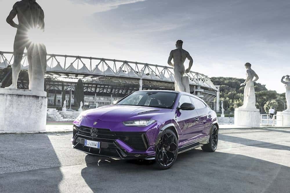 https://autogreeknews.gr/wp-content/uploads/2022/10/when-in-rome-you-can-play-with-the-new-lamborghini-12.jpg