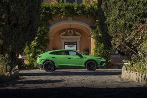 when-in-rome-you-can-play-with-the-new-lamborghini (14)