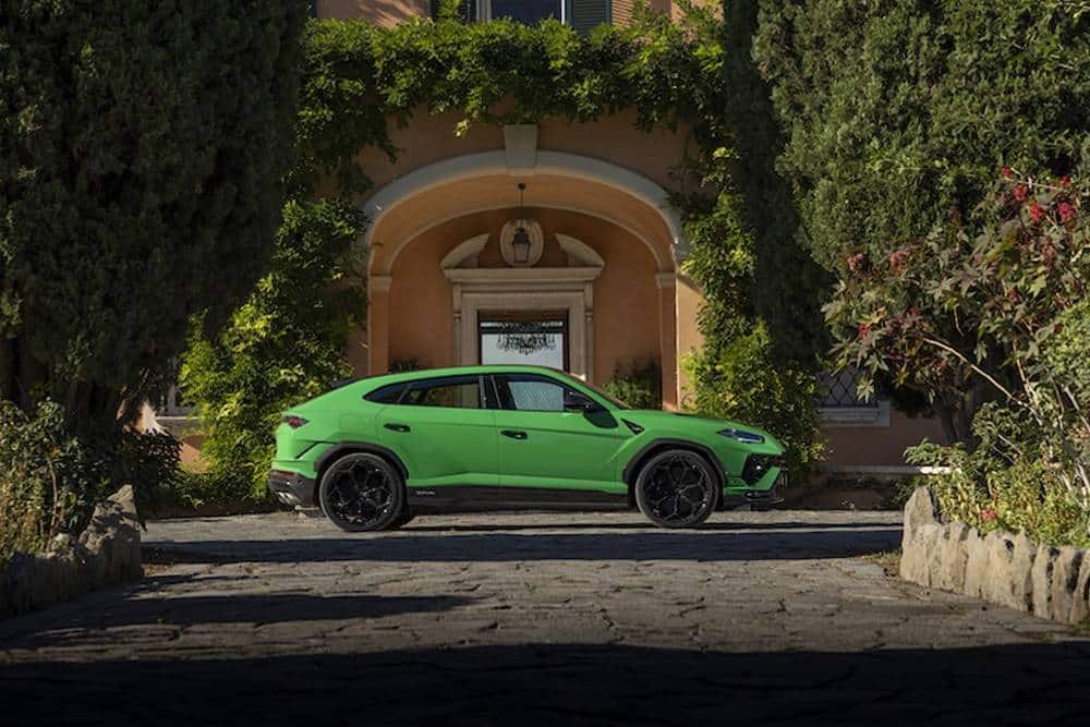https://autogreeknews.gr/wp-content/uploads/2022/10/when-in-rome-you-can-play-with-the-new-lamborghini-14.jpg
