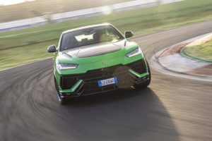 when-in-rome-you-can-play-with-the-new-lamborghini (15)