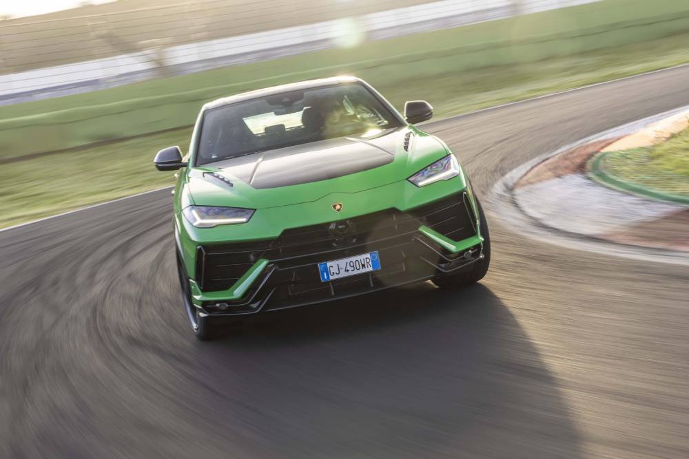 https://autogreeknews.gr/wp-content/uploads/2022/10/when-in-rome-you-can-play-with-the-new-lamborghini-15.jpg