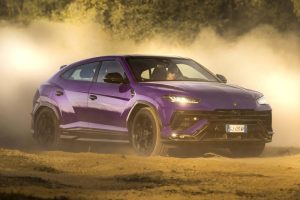 when-in-rome-you-can-play-with-the-new-lamborghini (2)