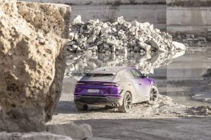 when-in-rome-you-can-play-with-the-new-lamborghini (3)