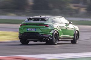 when-in-rome-you-can-play-with-the-new-lamborghini (4)