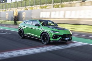 when-in-rome-you-can-play-with-the-new-lamborghini (5)