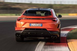 when-in-rome-you-can-play-with-the-new-lamborghini (8)