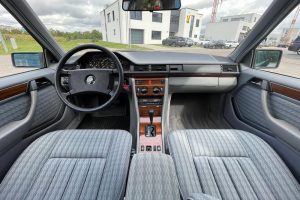 Mercedes-E-200-1990-(1)