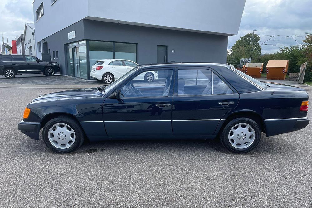 https://autogreeknews.gr/wp-content/uploads/2022/11/Mercedes-E-200-1990-3.jpg