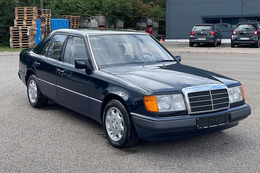 https://autogreeknews.gr/wp-content/uploads/2022/11/Mercedes-E-200-1990-5.jpg