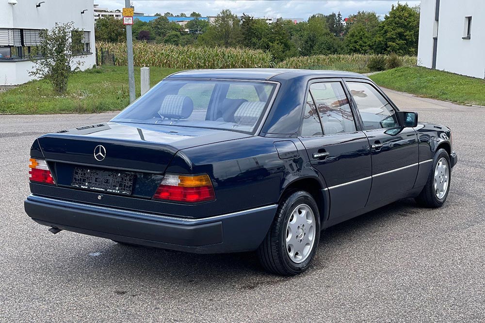 https://autogreeknews.gr/wp-content/uploads/2022/11/Mercedes-E-200-1990-6.jpg